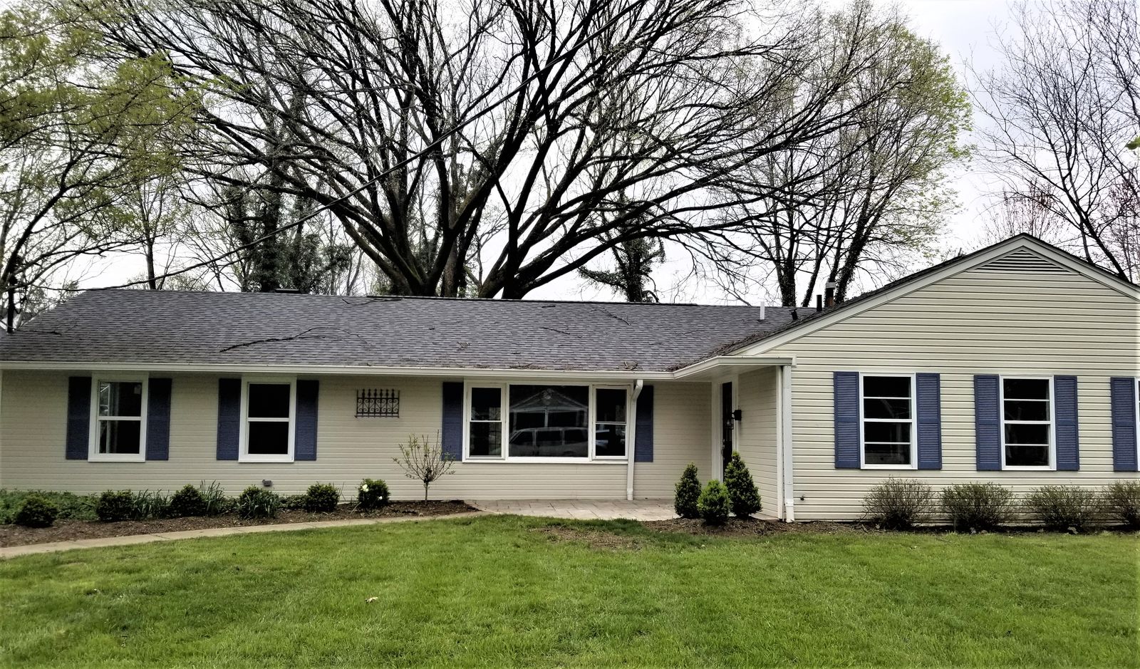 Ranch home front exterior before renovation